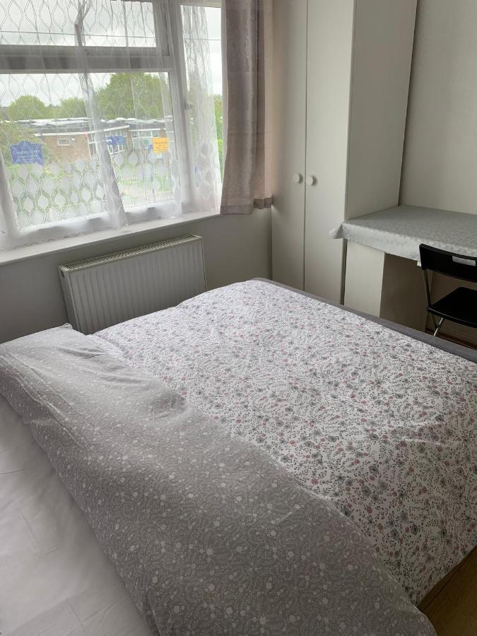Beaconsfield 4 Bedroom House In Quiet And A Very Pleasant Area, Near London Luton Airport With Free Parking, Fast Wifi, Smart Tv Экстерьер фото